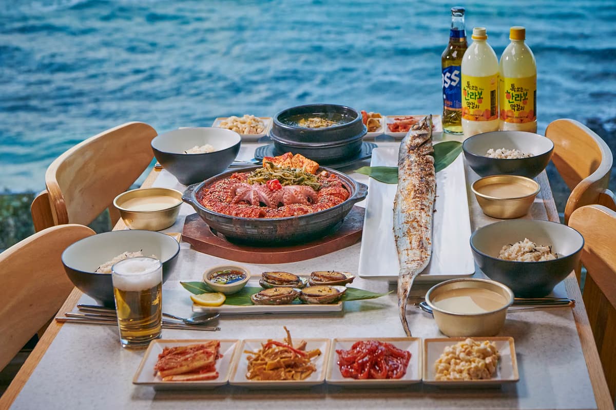 갈치바다 애월점 4인 세트 — 갈치조림, 통갈치구이, 전복구이, 미역국과 에메랄드빛 오션뷰